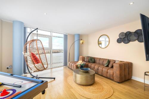 Stunning Thames View 2-Bedroom Apartment 2 Baths & 2 Balconies Sleeps 6, Londýn