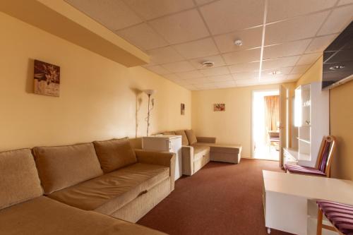 2 bedrooms, 5 beds