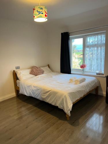 2 Bedroom Suite, with separate bathroom and beverage room chambre d'hôte Becontree Underground Station
