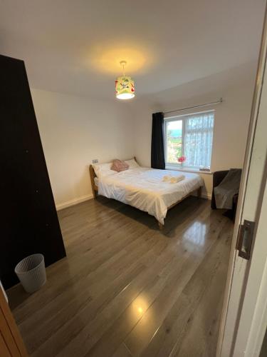 2 Bedroom Suite, with separate bathroom and beverage room chambre d'hôte Becontree Underground Station