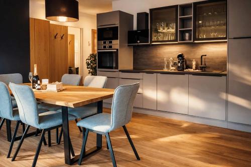 RUHESTUBE Design Apartment with Balcony, AlpenLuxus Collection, Fügen