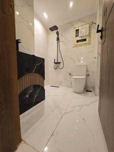 Hotel-quality apartment for rent in 6th of October - image 5