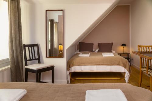 1 queen bed, 1 double bed