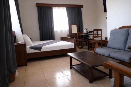 RAOOF HOTEL in Majunga