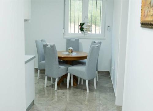MERAK Apartment with Private Pool - Total Privacy & Relaxation in Humilišani