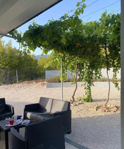 MERAK Apartment with Private Pool - Total Privacy & Relaxation in Humilišani