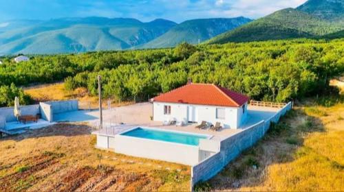 MERAK Apartment with Private Pool - Total Privacy & Relaxation in Humilišani