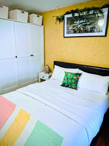 客房, Comfy Bedroom and Private Bathroom on the Top Floor of a Home Stay -10 mins walk to the center - Off in 尚登