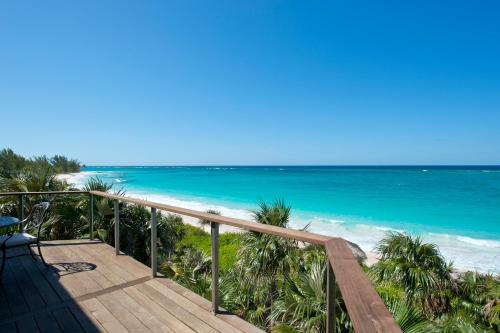 Lux Beachfront House W/ Private Pool on Bank Rd. Walk to Tippy's! – khách sạn tại Governors Harbour