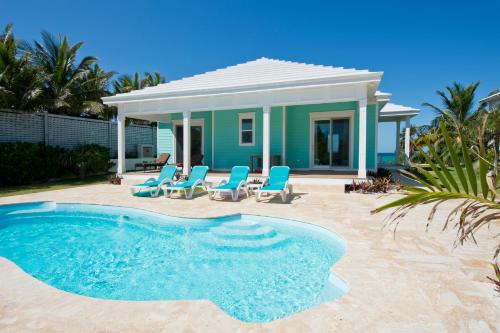 Lux Beachfront House W/ Private Pool on Bank Rd. Walk to Tippy's! in Governors Harbour
