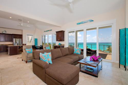 Lux Beachfront House W/ Private Pool on Bank Rd. Walk to Tippy's! in Governors Harbour