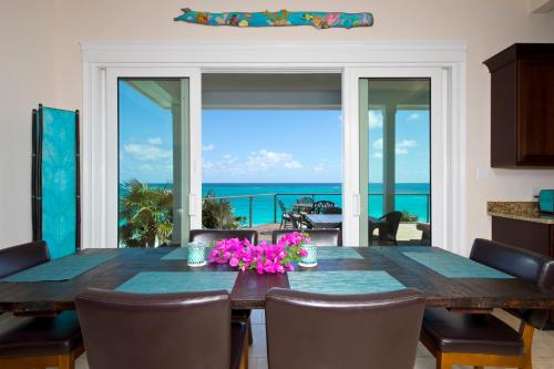 Lux Beachfront House W/ Private Pool on Bank Rd. Walk to Tippy's! in Governors Harbour