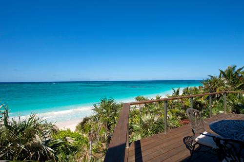 Lux Beachfront House W/ Private Pool on Bank Rd. Walk to Tippy's! in Governors Harbour