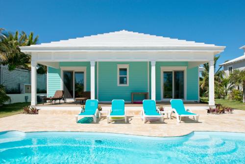 Lux Beachfront House W/ Private Pool on Bank Rd. Walk to Tippy's! in Governors Harbour