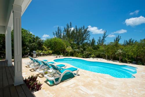 Lux Beachfront House W/ Private Pool on Bank Rd. Walk to Tippy's! in Governors Harbour