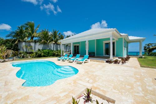 Lux Beachfront House W/ Private Pool on Bank Rd. Walk to Tippy's! in Governors Harbour