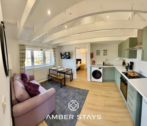 Four Counties Cottage in Collyweston by Amber Stays, Perfect for Getaways with Free Parking in Collyweston