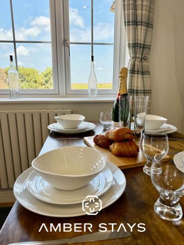 Four Counties Cottage in Collyweston by Amber Stays, Perfect for Getaways with Free Parking in Collyweston