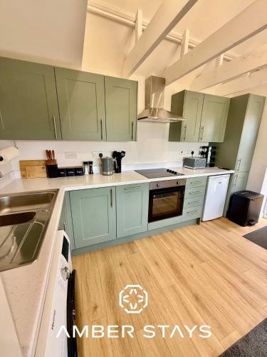 Four Counties Cottage in Collyweston by Amber Stays, Perfect for Getaways with Free Parking in Collyweston