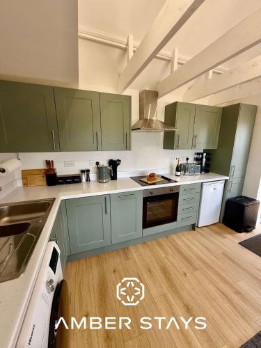 Four Counties Cottage in Collyweston by Amber Stays, Perfect for Getaways with Free Parking in Collyweston