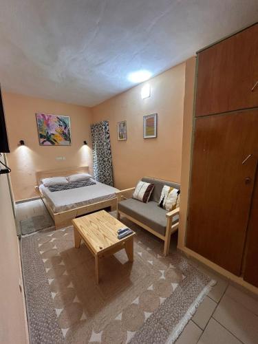 Studio meublé Aéroport cité SIPIM – khách sạn tại Port-Bouet