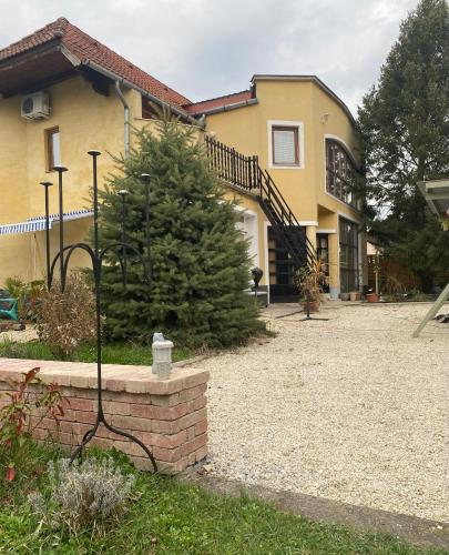 Viesnīcas āriene, Yoga Garden Életmód és Vendégház (Yoga Garden Eletmod es Vendeghaz) in Gyulakeszi