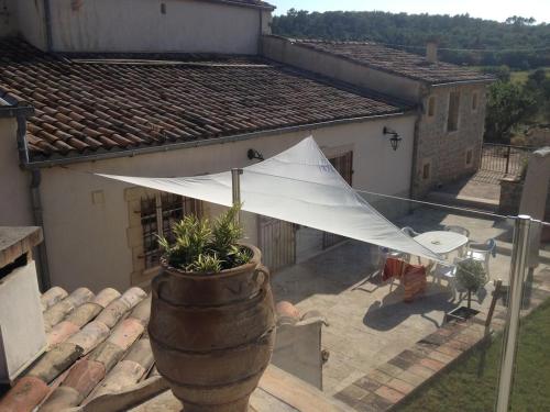 Farmhouse near Uzès, quiet and charming (Farmhouse near Uzes, quiet and charming) in Saint-Just-et-Vacquieres