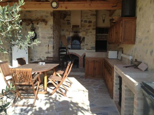 Farmhouse near Uzès, quiet and charming (Farmhouse near Uzes, quiet and charming) in Saint-Just-et-Vacquieres