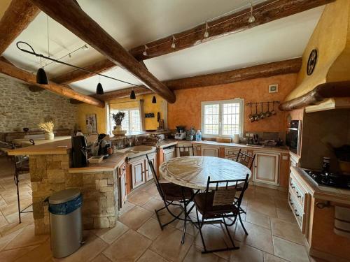 Farmhouse near Uzès, quiet and charming (Farmhouse near Uzes, quiet and charming) in Saint-Just-et-Vacquieres