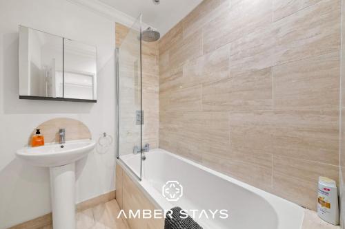 Modern 2 Bed Apartment in Notting Hill-Hyde Park by Amber Stays Perfect for Small Groups and Business Stays Sleep 4! - image 6