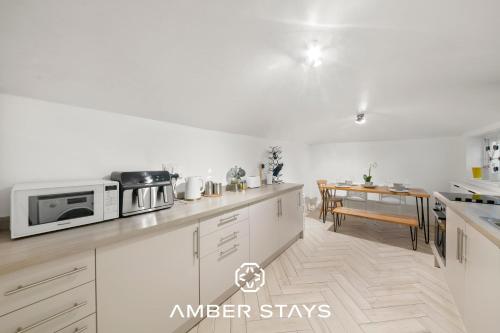 Modern 2 Bed Apartment in Notting Hill-Hyde Park by Amber Stays Perfect for Small Groups and Business Stays Sleep 4! - image 14