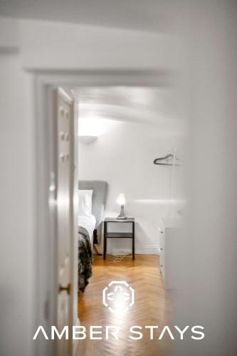 Modern 2 Bed Apartment in Notting Hill-Hyde Park by Amber Stays Perfect for Small Groups and Business Stays Sleep 4! - image 13