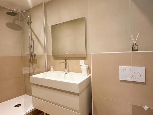 Appartment with terrace and Jacuzzi Pyramid view, Vienne (Foto 3)