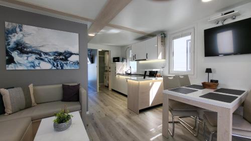 المرافق, MARINA PEARL Houseboat with Private Rooftop Jacuzzi in Lucija