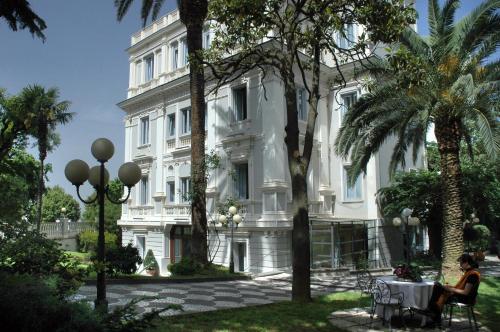 . Hotel Flora