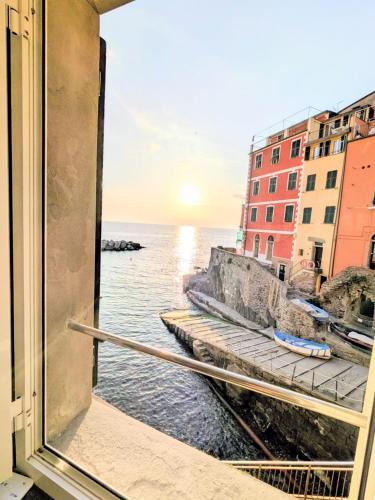 Back in Tide , frontal sea view window, no AC, Pet friendly, Riomaggiore