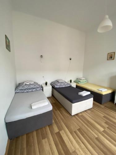 5 twin beds
