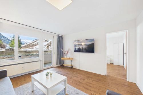 Alpine Retreat 4 Person Apartment near Zermatt with parking! in 塔什