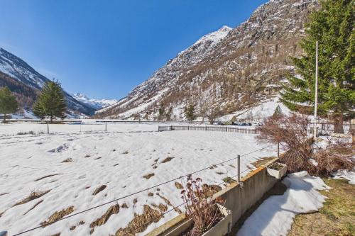 Alpine Retreat 4 Person Apartment near Zermatt with parking! in 塔什