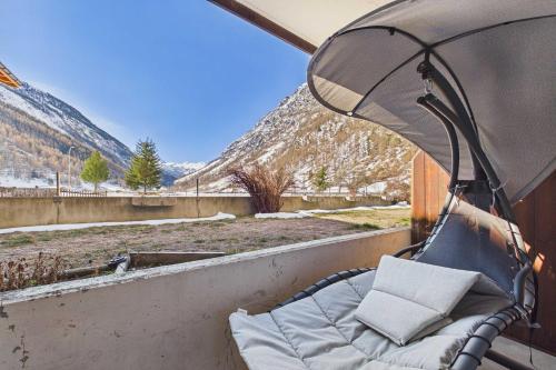 Alpine Retreat 4 Person Apartment near Zermatt with parking! in 塔什