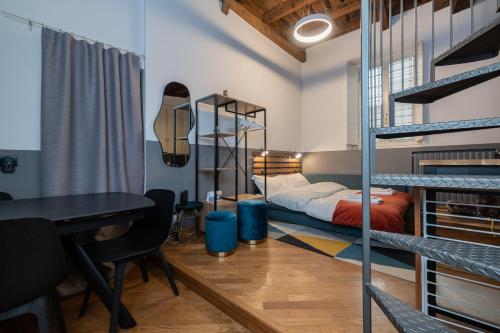 NEW! Nest Loft - AC, Wi-Fi , Sky TV