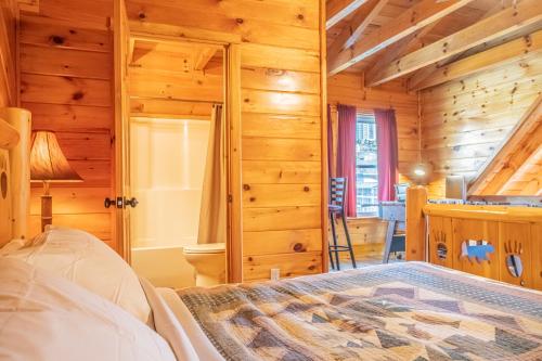 Log Cabin | 7 min walk to Downtown Pkwy | Hot Tub - image 5