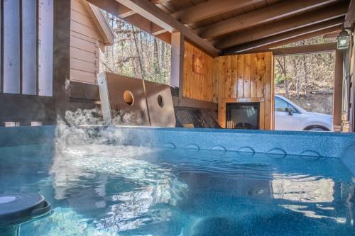 Log Cabin | 7 min walk to Downtown Pkwy | Hot Tub - image 9