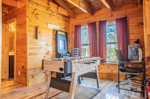 Log Cabin | 7 min walk to Downtown Pkwy | Hot Tub - image 12