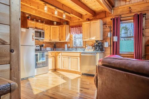 Log Cabin | 7 min walk to Downtown Pkwy | Hot Tub - image 6
