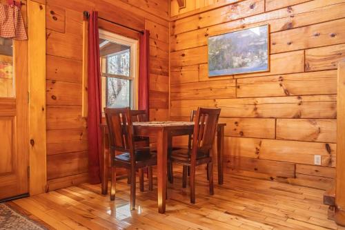 Log Cabin | 7 min walk to Downtown Pkwy | Hot Tub - image 14