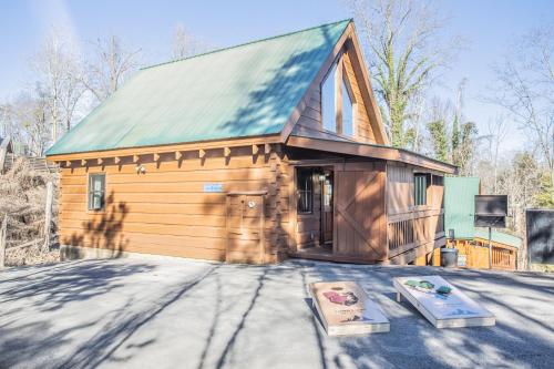 Log Cabin | 7 min walk to Downtown Pkwy | Hot Tub - image 13