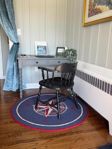 Cheerful 3bd Cape feet from beach, river access in Waterford, USA