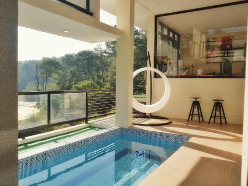 Glass & Green Perch Full Home with Heated Pool – khách sạn tại Green Valley Village