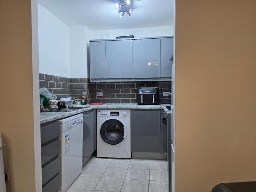 Luxury 2 Bedroom City Centre Apartment Up to 6 close to Utilita 1000Mbps SuperFast Internet, Birmingham (photo 4)